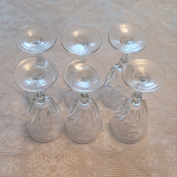 A set of six glass sherry glasses. - Picture 2 of 3